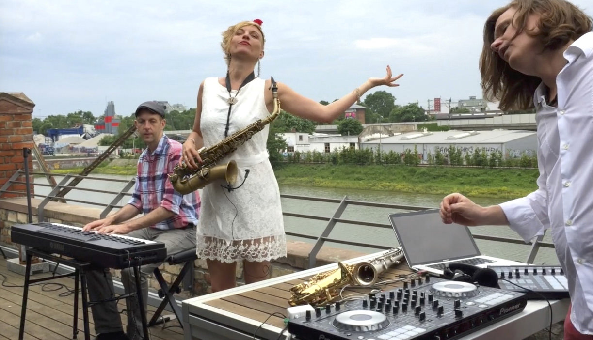 Sax&amp; Gesang zu DJ